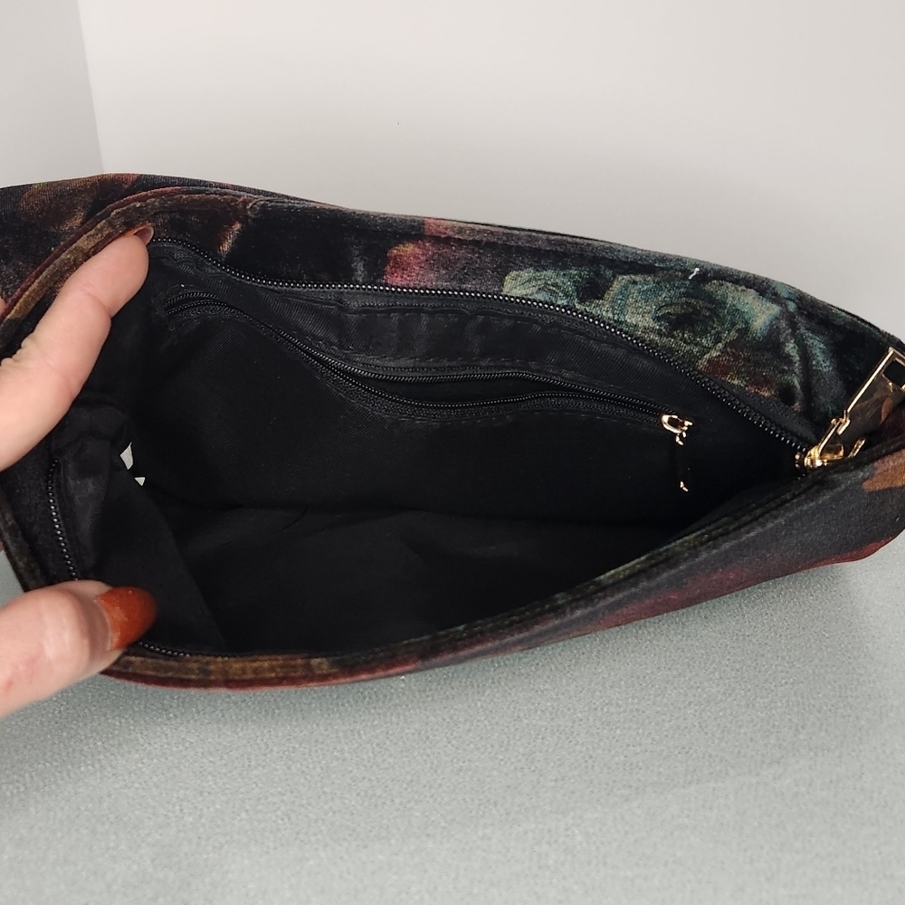 Velvet black w red rose pattern‎ flap closure clutch w hidden strap hooks - Picture 2 of 7
